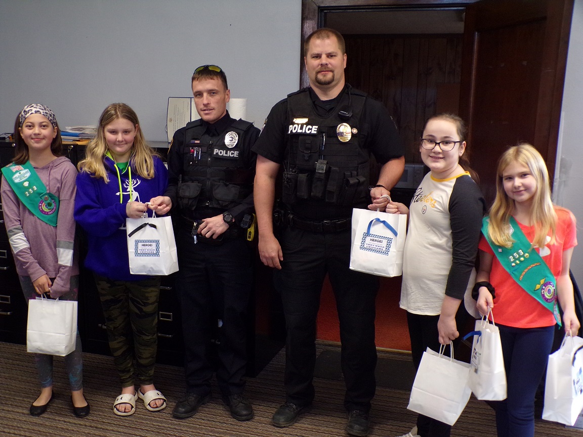 Reyn/Sykes Girl Scouts honor police officers